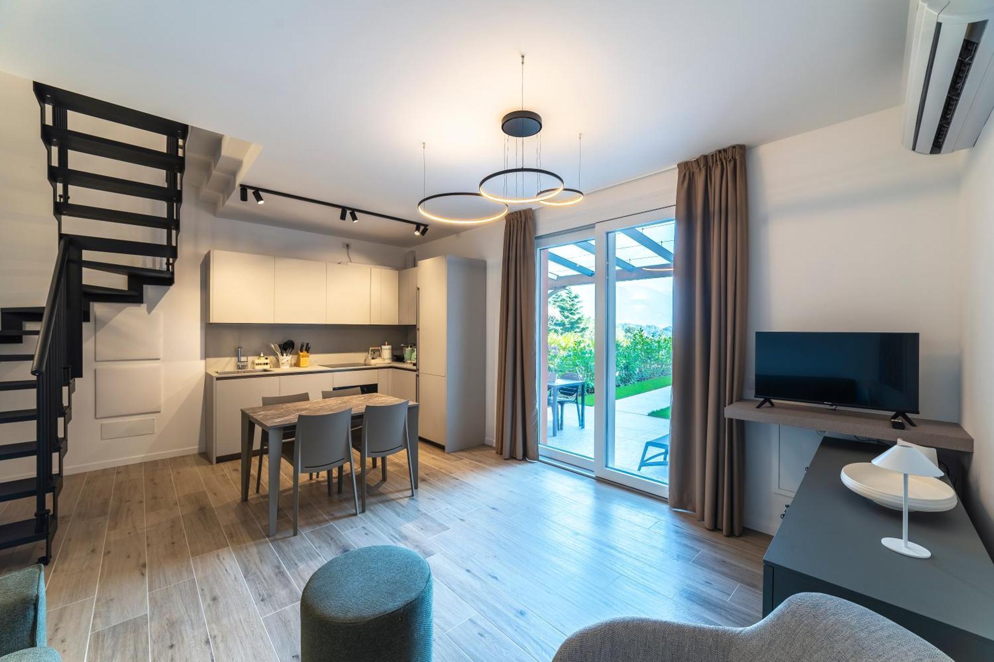Alex'S Luxury Lake View Apt Pool And Tennis โกโม ภายนอก รูปภาพ